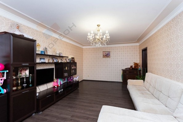 
   Продам 2-комнатную, 63 м², Сергея Есенина ул, 133

. Фото 1.
