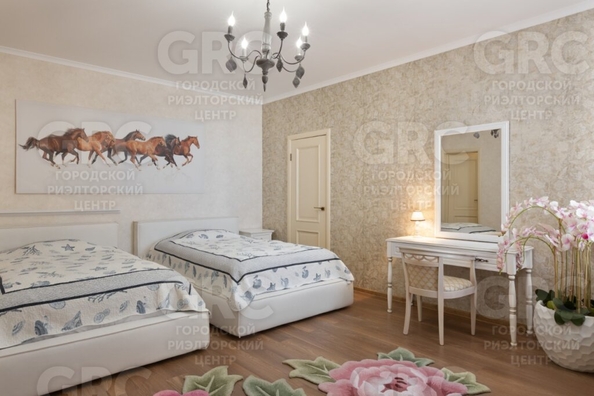 
   Продам 4-комнатную квартира, 292 м², Пирогова ул, 5/10

. Фото 11.