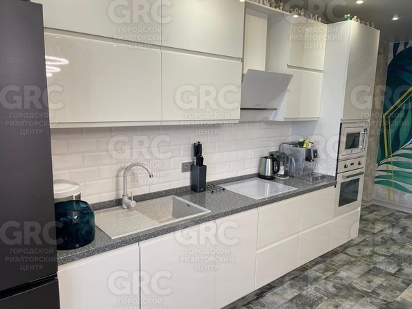 
  Продается 3-комн. квартира, 79.7 м², Туапсинская ул, д. 8
. Фото 2.