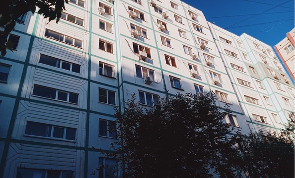 
   Продам 3-комнатную, 63 м², Думенко ул, 1/2

. Фото 1.