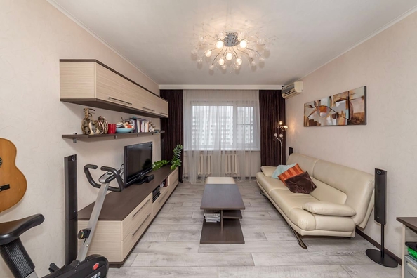 
   Продам 3-комнатную, 84 м², Думенко ул, 11Д

. Фото 7.