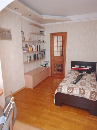 
   Продам 4-комнатную, 100 м², Малиновского ул, д 76

. Фото 2.