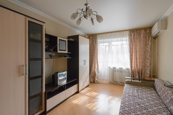 
   Продам 1-комнатную, 33 м², Смены ул, 21

. Фото 1.