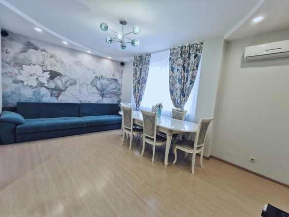 
   Продам 3-комнатную, 90 м², Жмайлова ул, 4/5

. Фото 2.