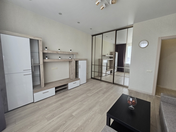
   Продам 1-комнатную, 38 м², Ткачева ул, 38

. Фото 2.
