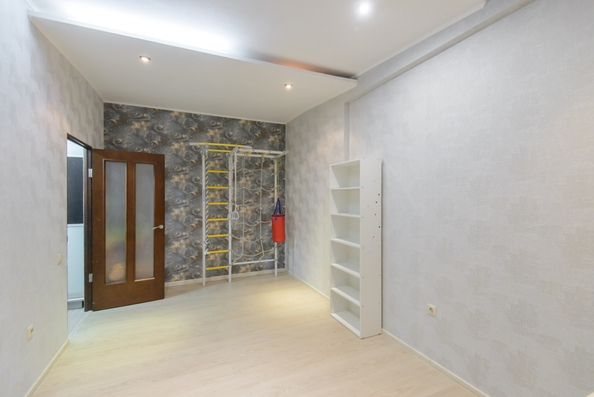 
  Продается 3-комн. квартира, 74 м², Вятская ул, д. 75/2
. Фото 8.