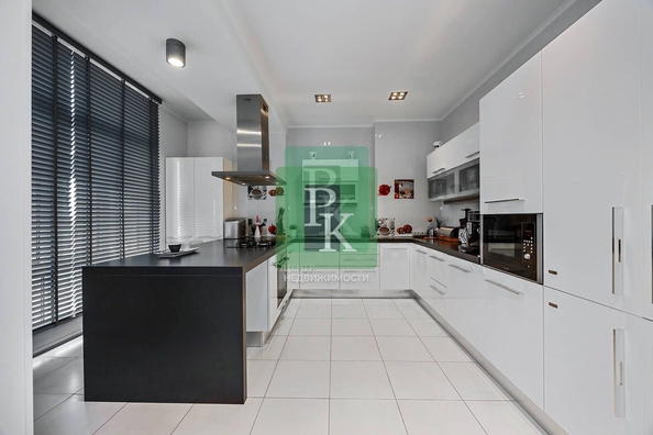 
  Продается 3-комн. квартира 191.3 м². Фото 1.